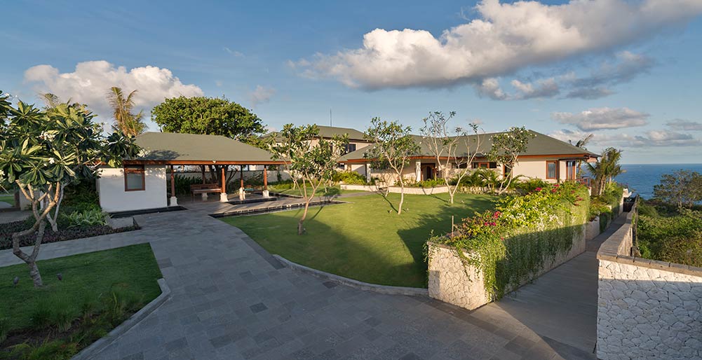 Pandawa Cliff Estate - Villa Rose - Front garden